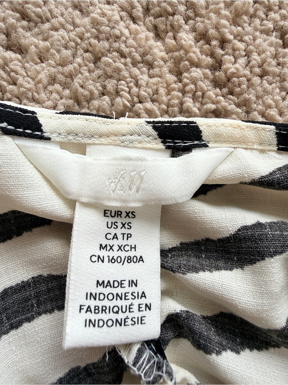 H&M Black and White Striped Puff-Sleeve Tie-Front Crop Top - Picture 3 of 3